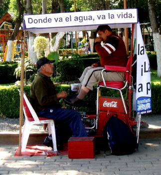 A shoeshine stand in Apizaco