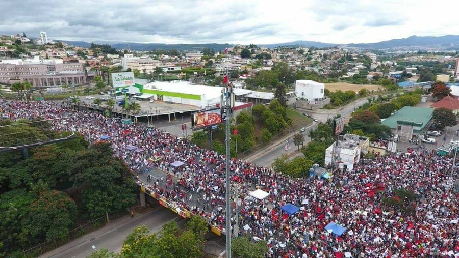 Thousands march in Teguc, Honduras against election fraud (Source: @hondurassol, Twitter)